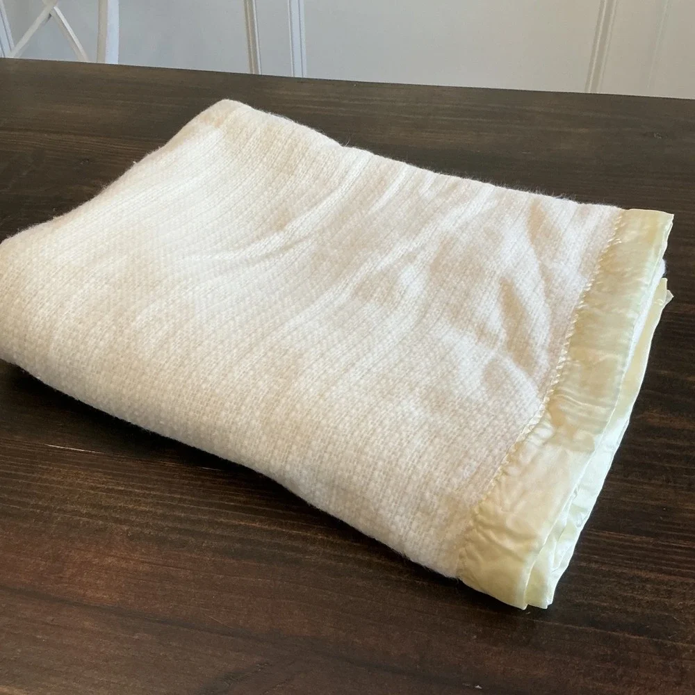 Vintage Cream Yellow Thermal Waffle Weave Blanket Satin Trim Edge 64x83‎